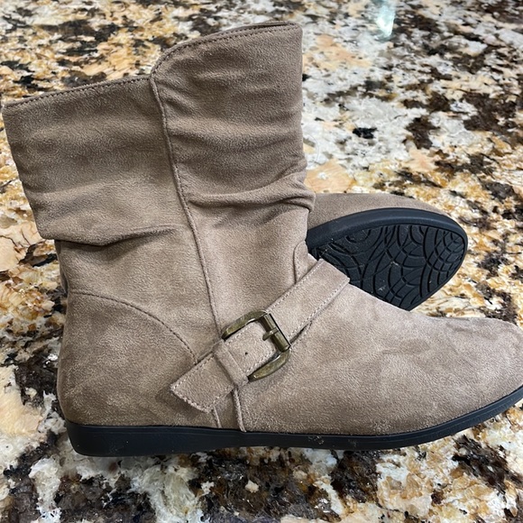 Booties! Both size 7.5 - Picture 6 of 6